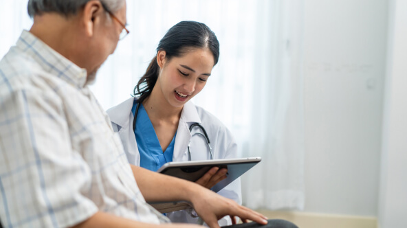 Physician using technology to provide patient access to their health information, real-time view of personalized health care plan 